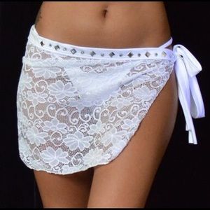 BLING WHITE LACE SHORT WRAP SKIRT